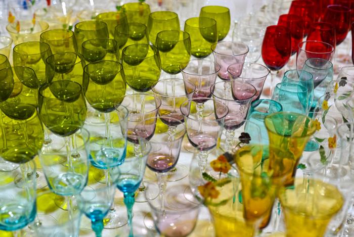 山西省祁县红海玻璃有限公司的玻璃制品在展出。 吴遵民 摄
