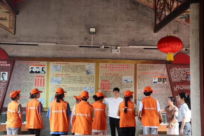 队员们走进中共阳江县委旧址