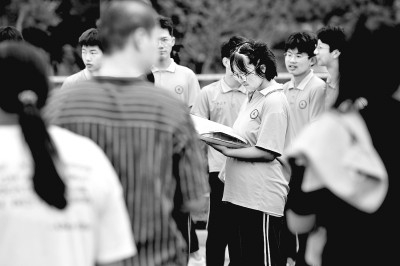 6月21日，考生有序走进河北省邯郸市广平县第一中学考点。程学虎摄/光明图片