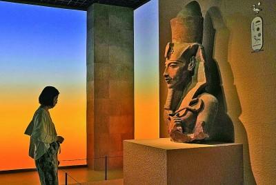 　　7月17日，预览观众在“图坦卡蒙的时代”展区参观埃赫那吞半身像。新华社记者 刘颖摄