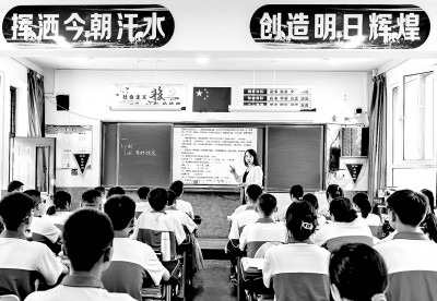 6月17日，内蒙古呼和浩特市第二十七中学初三年级学生在听老师讲课。丁根厚摄/光明图片