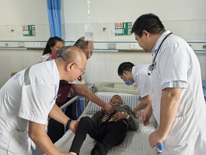 医护人员为受伤群众检查身体。汉源县委宣传部供图