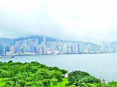 　　在香港西九文化区鸟瞰维多利亚港。光明日报记者 龚亮摄/光明图片