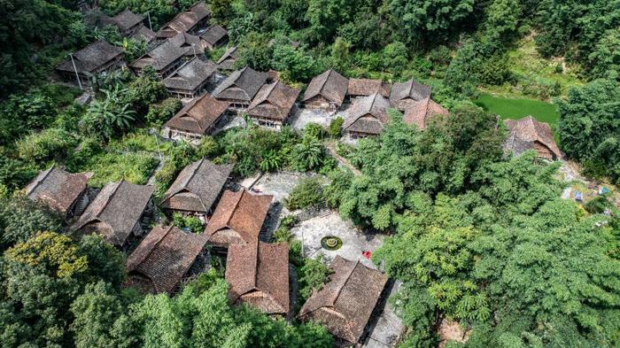 天门村小寨组的吊脚楼群一隅（7月17日摄，无人机照片）。