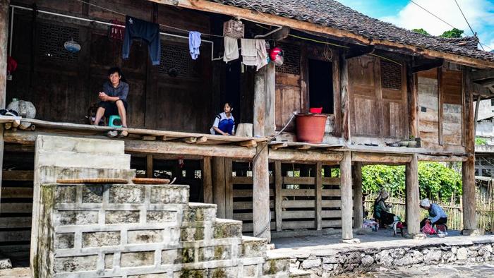 天门村村民在吊脚楼生产生活（7月16日摄）。