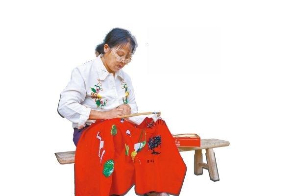 绥宁县关峡苗族乡大园村，村民在家门口制作非遗作品——苗族插绣。