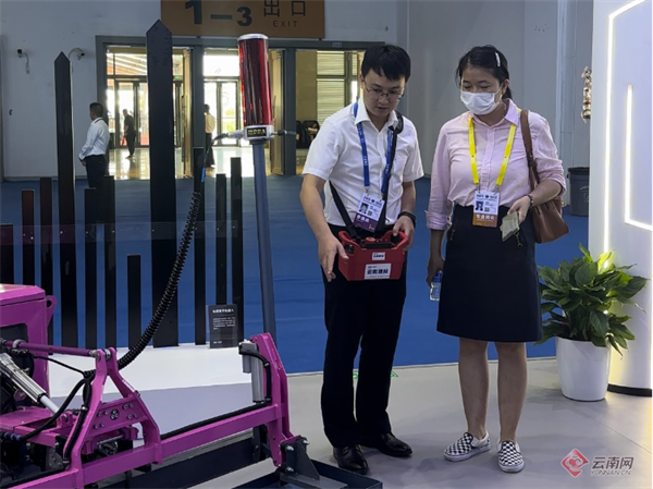 云南建投集团工作人员演示地面平整机器人