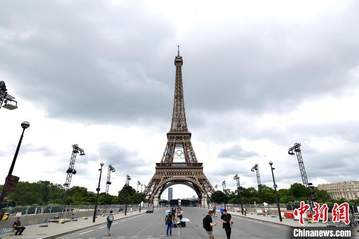 当地时间7月21日，巴黎街头奥运氛围浓。　中新社记者 富田 摄