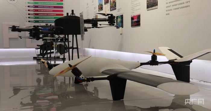 企业研发的固定翼无人机和螺旋桨无人机（央广网见习记者 郇康新 摄）
