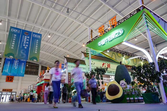   7月23日，人们在第八届中国-南亚博览会上参观。新华社记者王静颐摄