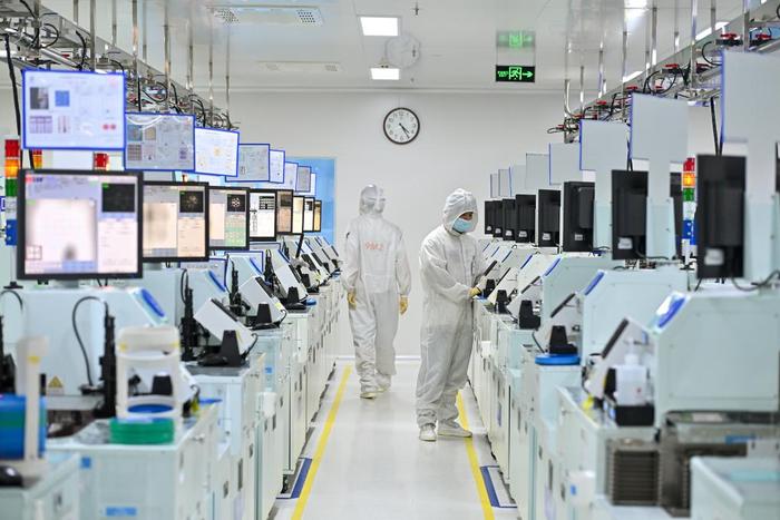   7月22日，晶能光电股份有限公司的工作人员在数字化生产车间内操作固晶设备。新华社记者 李鑫 摄