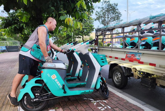 7月1日，广西南宁市共享电单车公司运维人员在街头调度车辆投放。新华社记者 杨驰 摄