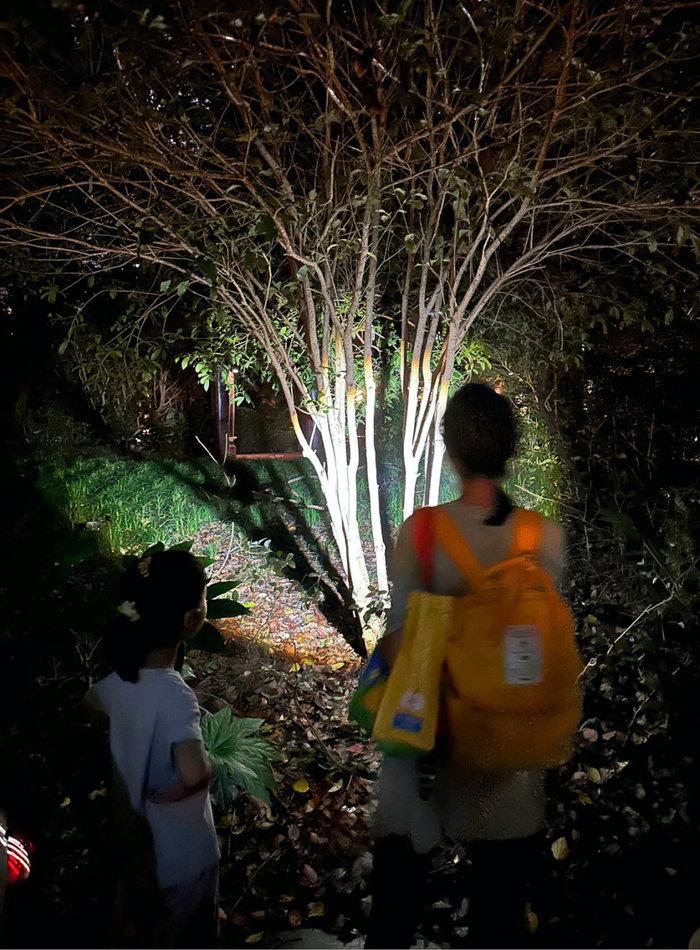 上图：杨珊珊母女作为志愿者，第三次参加“貉口普查”。摄影/王仲昀