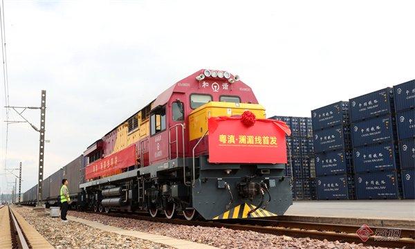 7月24日，“粤滇·澜湄线”国际货运班列暨中老泰国际货物列车（昆明—曼谷号）从昆明首发。记者 周灿 摄