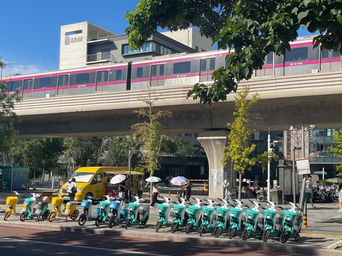 这是北京市经济技术开发区万源街地铁站附近的共享电单车投放点。新华社记者 张骁 7月17日 摄