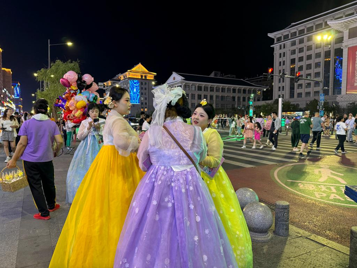 　　6月28日，游客身着朝鲜族服饰在延吉市“Citywalk”。新华社记者 邵美琦 摄