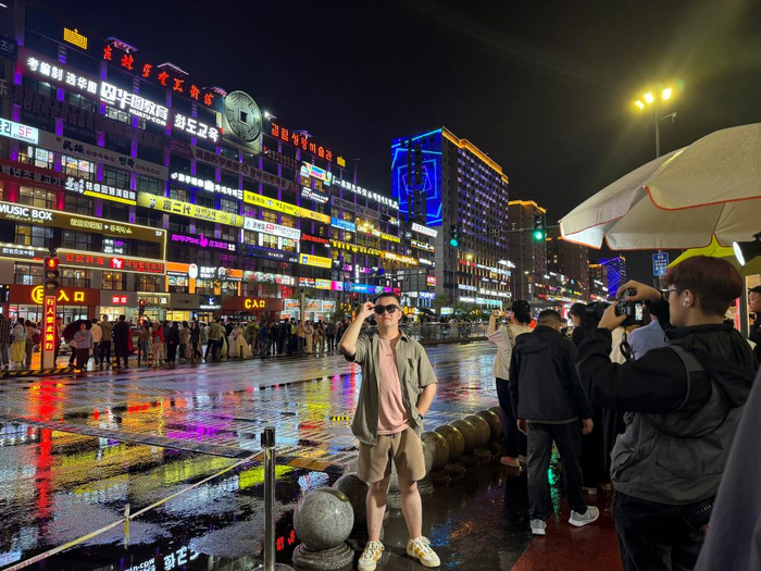 　　6月14日，游客在延吉市“网红弹幕墙”前打卡留影。新华社记者 邵美琦 摄