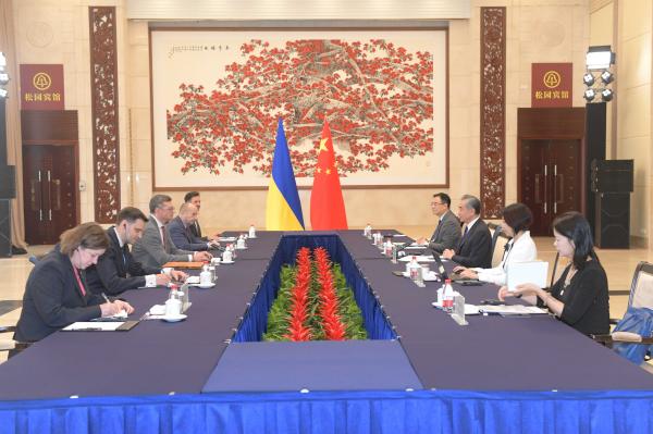 2024年7月24日，中共中央政治局委员、外交部长王毅在广州同乌克兰外长库列巴举行会谈。（外交部网站）