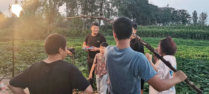 ▲“泥巴哥”团队聚集了一批返乡传承非遗的年轻人。