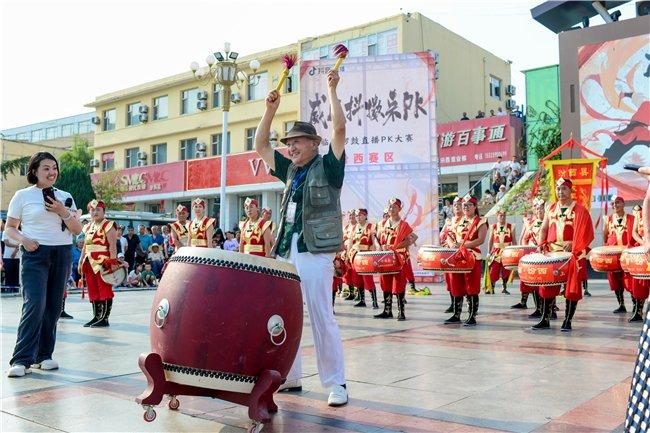 张晓鸣即兴表演曾登上亚运会开幕式的锣鼓曲牌