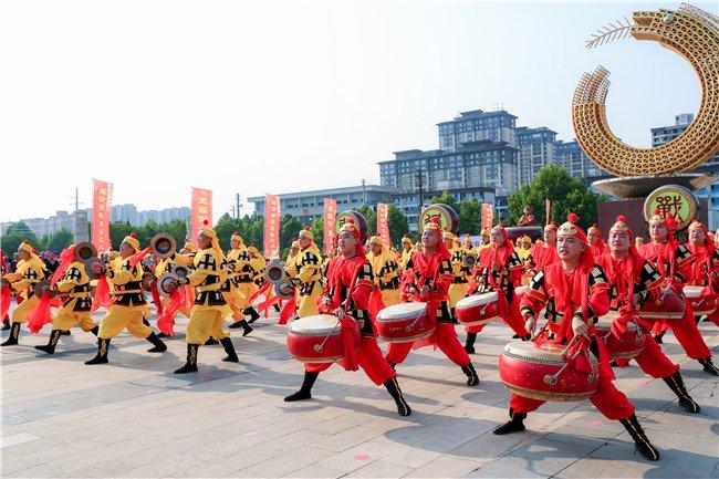 襄汾万都村镇银行威风锣鼓队在直播PK中表演《亚运雄风》
