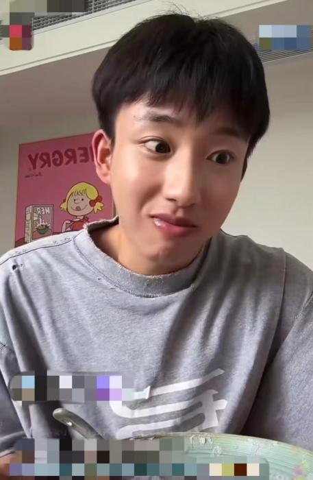 直播间内，“空空日记”咒骂网友。直播截图