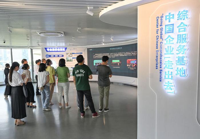   来访者参观位于广州市南沙区创享湾大楼内的中国企业“走出去”综合服务基地展厅（2024年7月23日摄）。新华社记者 李贺 摄
