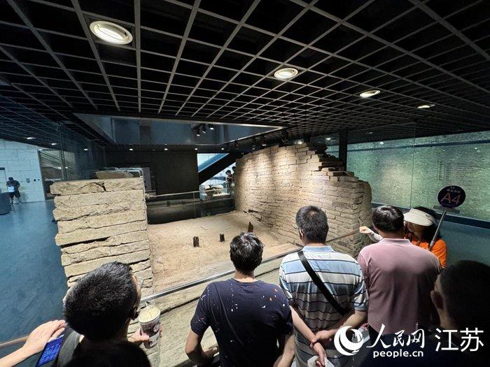 游客在参观夯土墙。人民网记者 马晓波摄