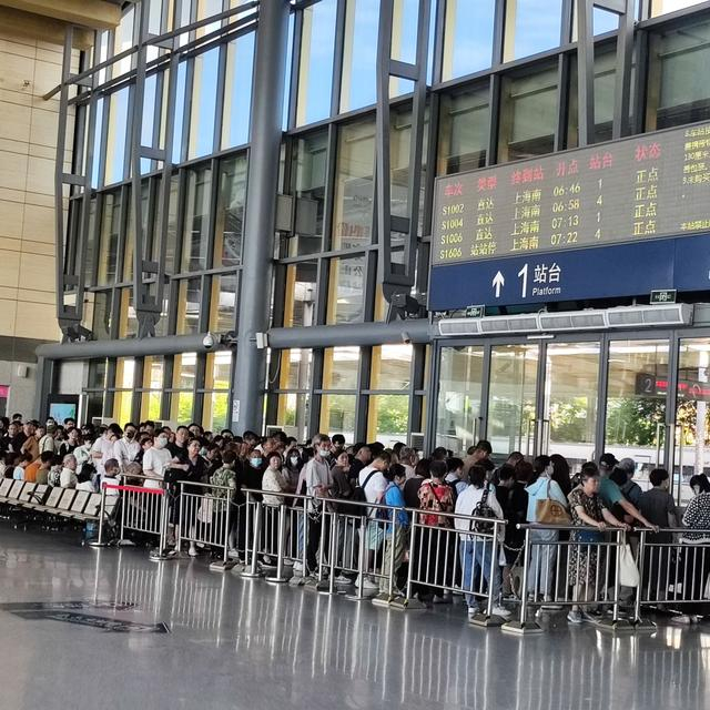 早上六点半，金山卫小火车排队进站的人群 丁先生供图