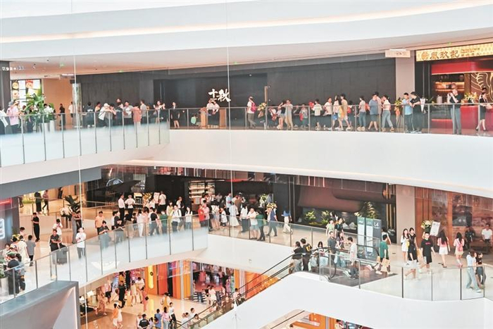     贵阳万象城人头攒动。  （贵阳万象城供图）