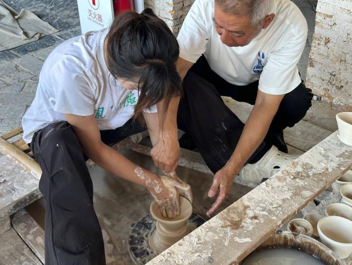 年轻手工艺人学习制作瓷器。上游新闻记者 时婷婷/摄