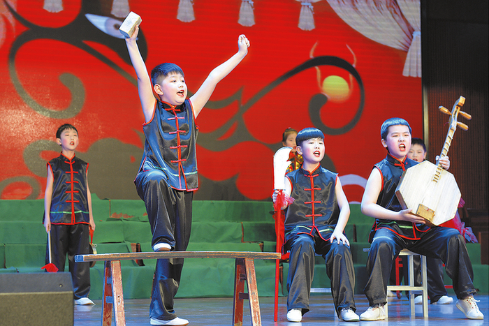 娃娃剧社的孩子们唱老腔