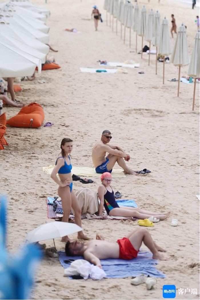 　俄罗斯游客在三亚大东海旅游区沙滩上享受“日光浴”。记者 沙晓峰 摄