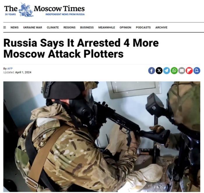 俄反恐部队检查缴获的枪支。图/《莫斯科时报》网站截图