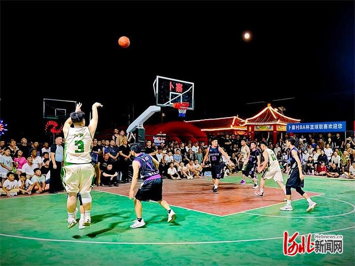 7月20日晚，第三届“卜寨兄弟杯”篮球赛首场比赛火热开赛。 河北日报记者 袁铮摄