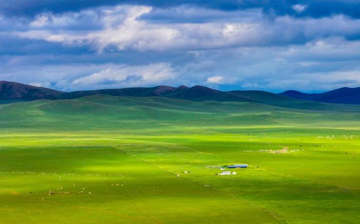 这是7月16日在内蒙古锡林郭勒盟拍摄的西乌珠穆沁草原风光。新华社记者 连振 摄