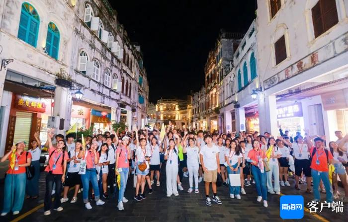 　13个国家近300名华裔青少年打卡海口骑楼老街。海口市旅文局供图