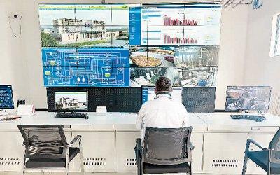 在同仁堂科技大兴分厂，工作人员通过能源管理系统平台监测各项能耗数据。本报记者 王晶玥摄