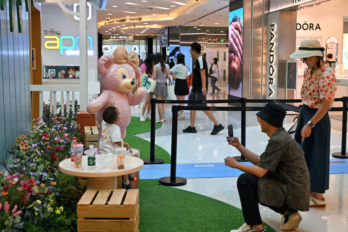 亲子消费者在商场度过周末。