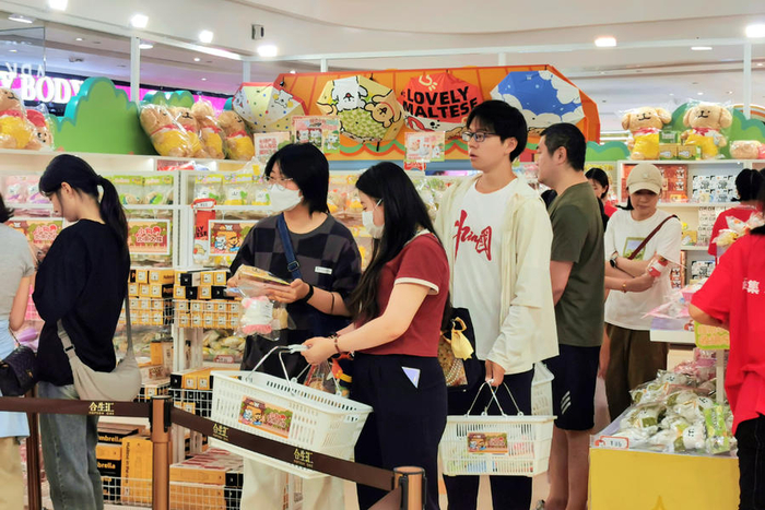 消费者正在排队结账。