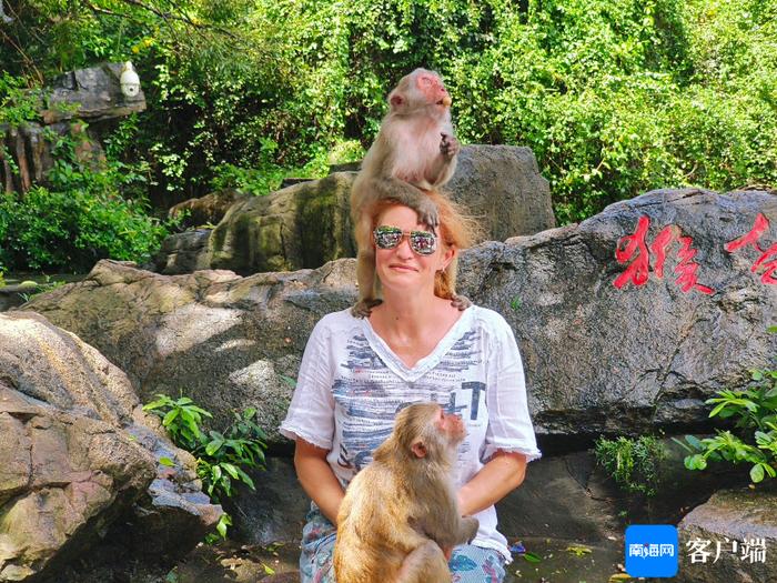 外国游客在南湾猴岛生态旅游区游玩。受访者供图