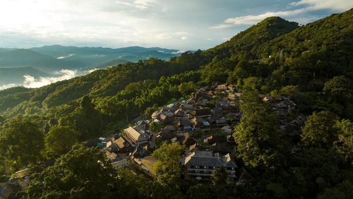  这是被山林与茶园环绕的云南景迈山翁基古寨一景（2023年9月18日摄，无人机照片）。新华社记者 胡超 摄