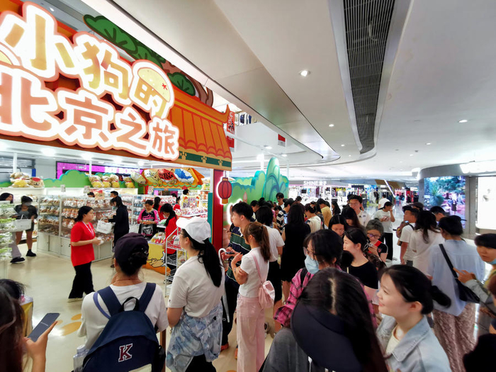 位于北京朝阳合生汇的线条小狗快闪店。