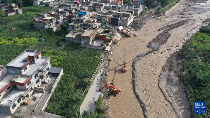 7月25日，在甘肃省陇南市武都区三河镇竹林村，救援人员抢修水毁路段（无人机照片）。新华社记者 郎兵兵 摄