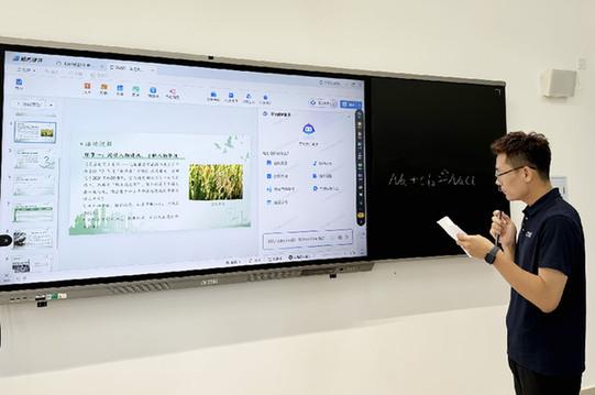 　　在和林格尔新区内蒙古师范大学附属云谷学校，科大讯飞股份有限公司的工作人员在展示人工智能产品“智慧黑板”。记者　王靖　摄