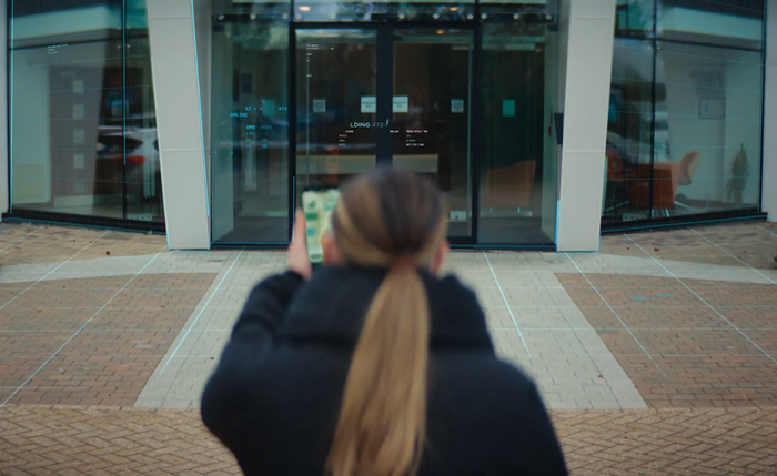 ▲视障人士使用手机应用进行导航（图源：英特尔）