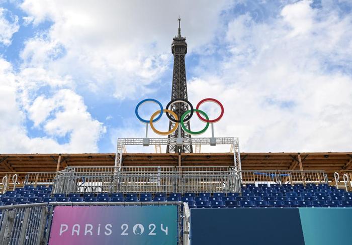 这是7月10日拍摄的埃菲尔铁塔附近的巴黎奥运会沙滩排球赛场看台。（图源：新华社）