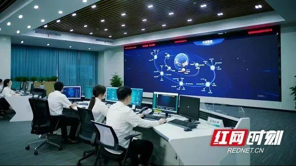 ▲国网湖南电力工作人员通过储能集控平台，线上监控省内储能电站。