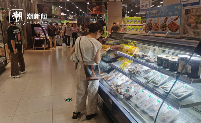 盒马鲜生卤鸡爪展示柜前顾客络绎不绝。陶景成 摄