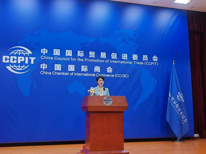  图为7月26日中国贸促会新闻发言人王琳洁在中国贸促会举行的例行新闻发布会上回答记者提问。新华社记者 潘洁 摄